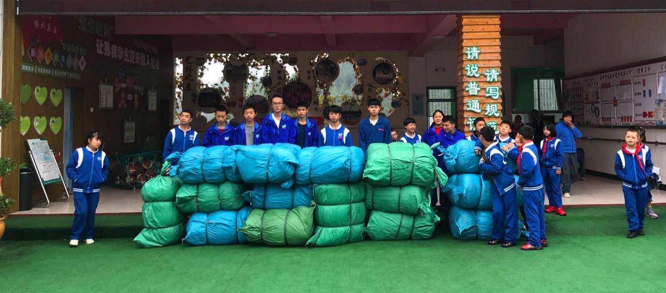 202102市截瘫疗养院向贵州省遵义市务川仡佬族苗族自治县特殊教育学校“爱心捐赠（棉被）”活动，图为收到棉被的孩子们.jpg