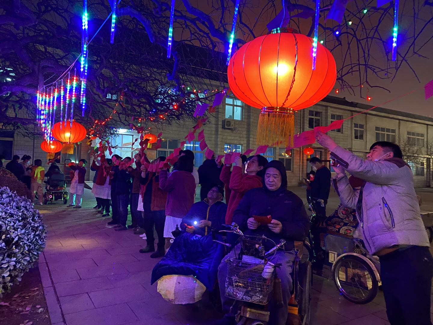 工休人员在院前小广场参加疗养院“春晚”——小型猜谜活动.jpg