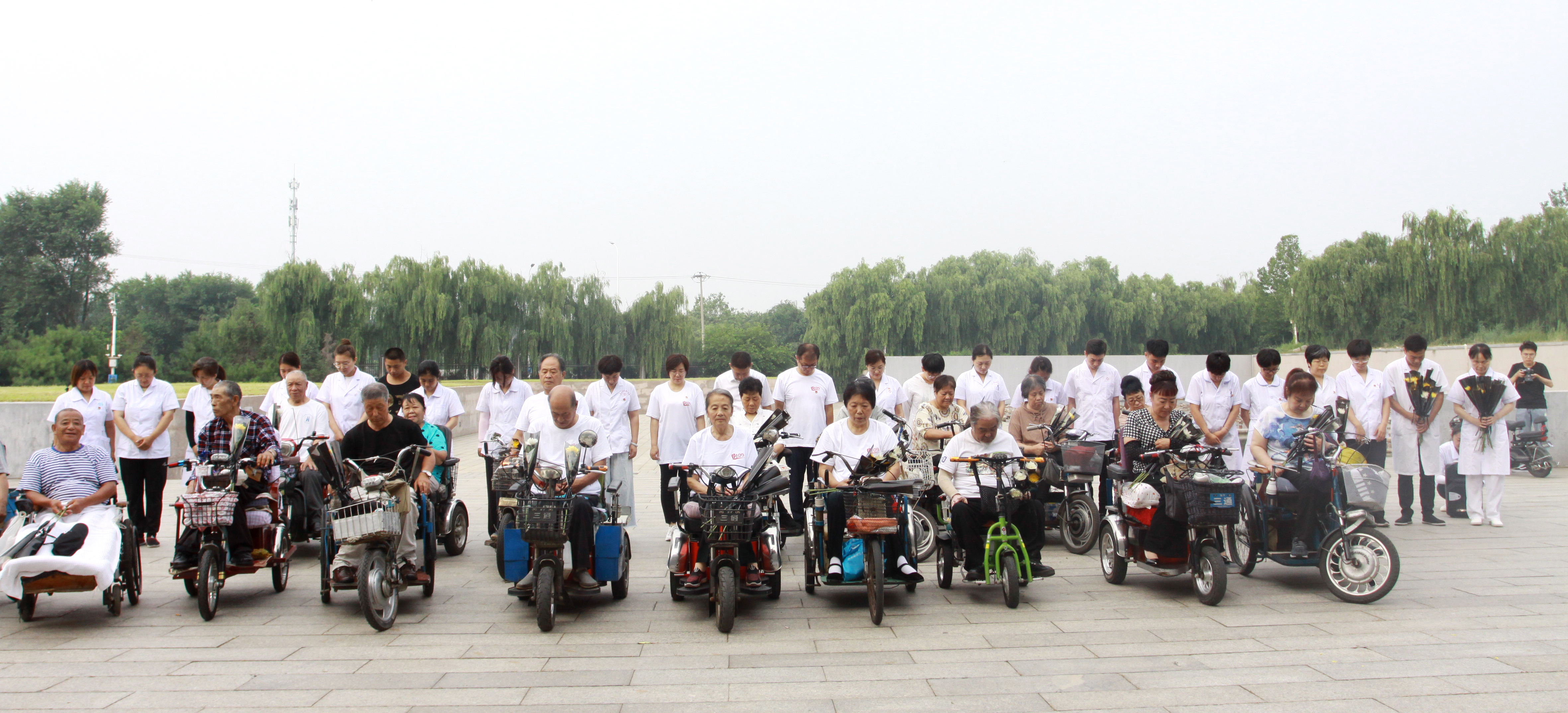 20210723疗养院组织截瘫伤员到地震纪念墙祭奠亲人 (11).jpg