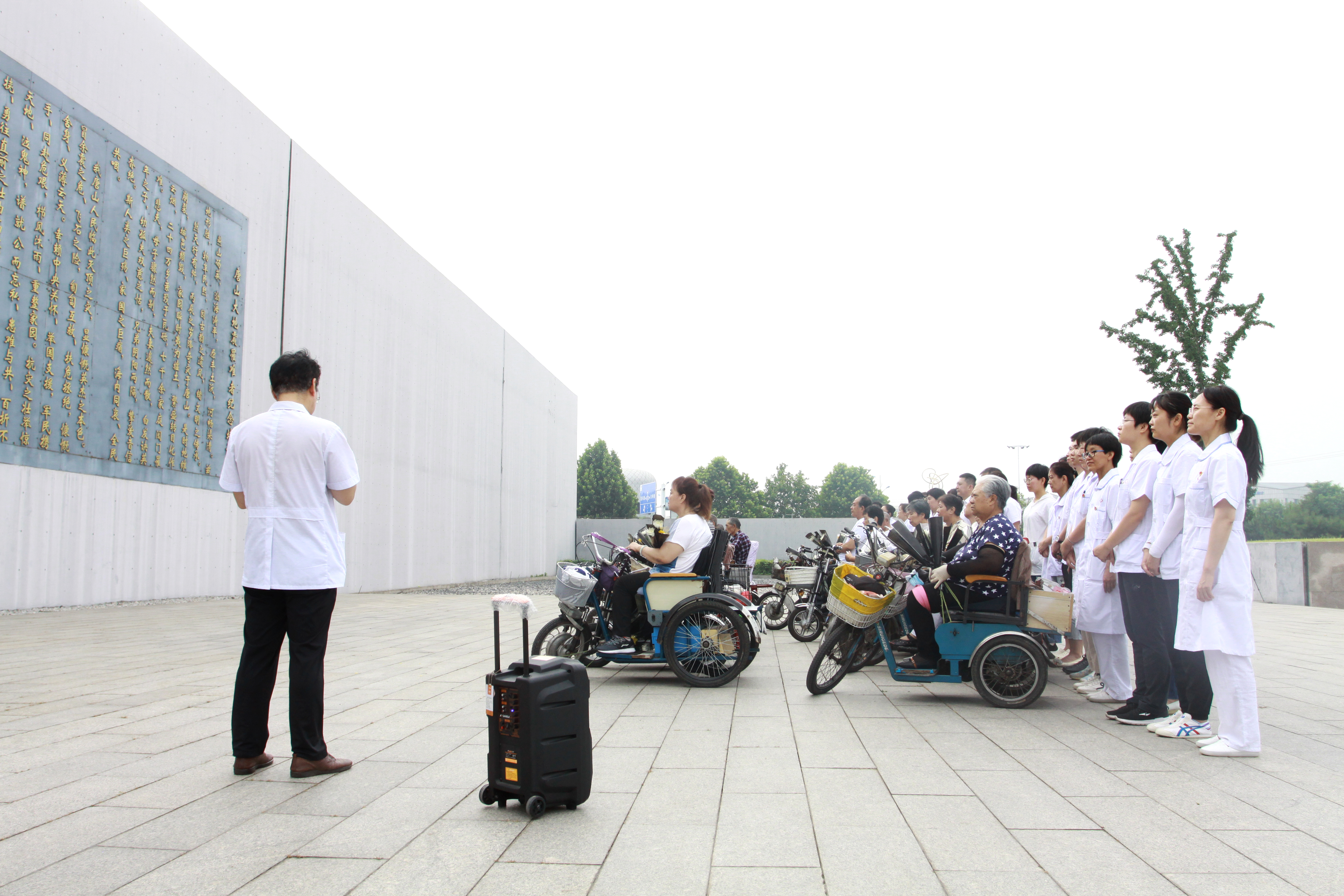 20210723疗养院组织截瘫伤员到地震纪念墙祭奠亲人 (10).jpg