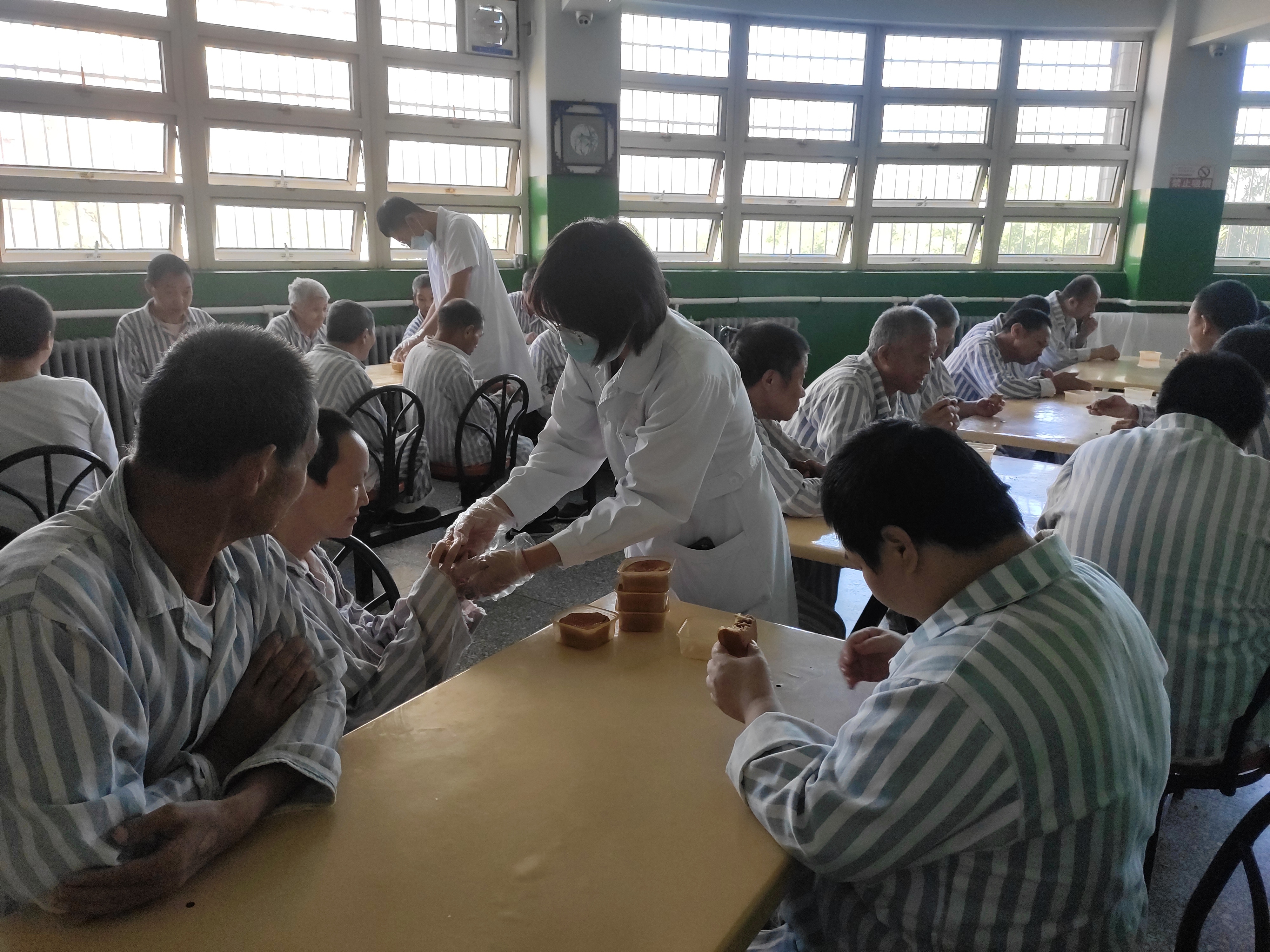 中秋节当天工作人员为精神科休养员发放月饼.jpg